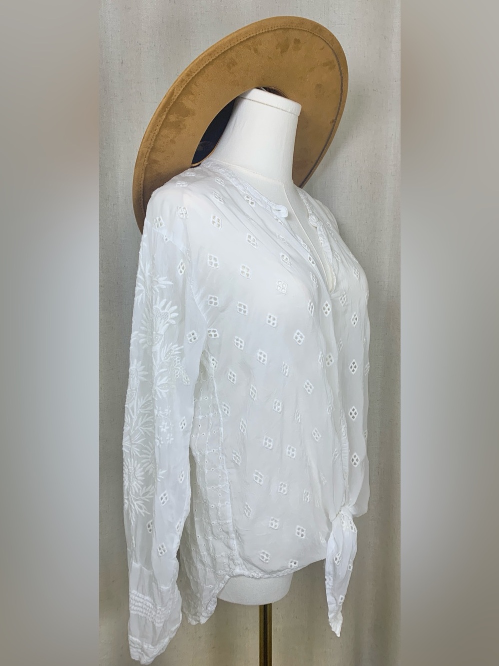 Johnny Was Embroidered White Eyelet Tunic Blouse Boho Floral Tie Front Size S